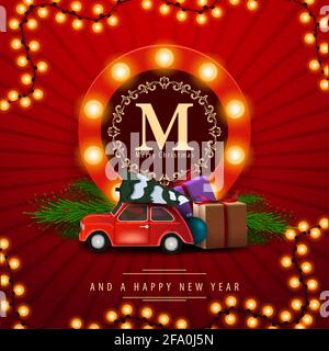 Frohe Weihnachten und glückliches Neues Jahr, rote quadratische Postkarte mit antikem Auto, das Weihnachtsbaum trägt. Grußkarte mit rundem Logo mit Glühbirnen Stockfoto