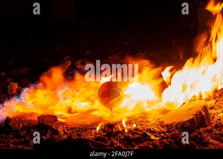 Globus im Feuer Kreis im verlassenen Raum. Parallel zu 2020 Jahren Stockfoto