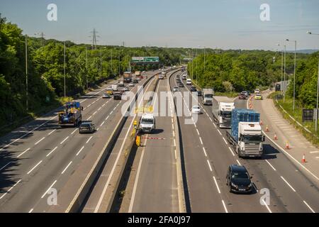 Die A2 blickt von der Brücke über die Brücke in Richtung London Straße an der Spitze der Swanscombe Schnitt zwischen Gravesend Und Dartford und die M25 Stockfoto