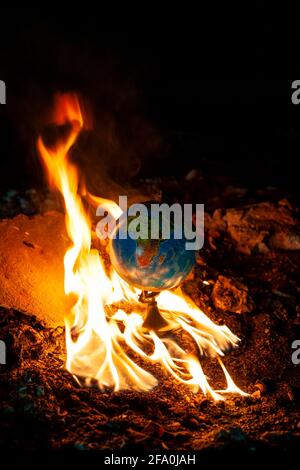 Feuer nimmt eine Erdkugel auf Zementformen von verlassen Gebäude Stockfoto