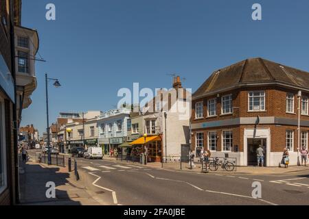 Die Geschäfte der High Street in Whitstable Kent. Stockfoto