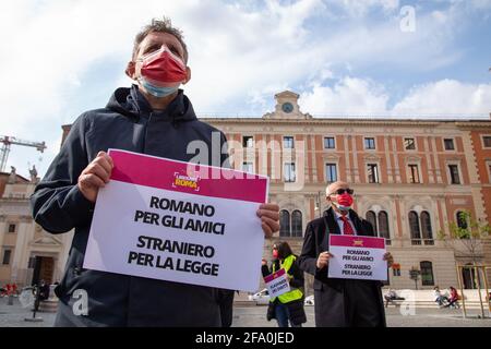 Rom, Italien. April 2021. Flashmob organisiert von den Vereinen 'Liberare Roma' und 'Neri italiani Black Italiener' auf der Piazza San Silvestro in Rom (Foto: Matteo Nardone/Pacific Press) Quelle: Pacific Press Media Production Corp./Alamy Live News Stockfoto