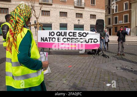 Rom, Italien. April 2021. Flashmob organisiert von den Vereinen 'Liberare Roma' und 'Neri italiani Black Italiener' auf der Piazza San Silvestro in Rom (Foto: Matteo Nardone/Pacific Press) Quelle: Pacific Press Media Production Corp./Alamy Live News Stockfoto