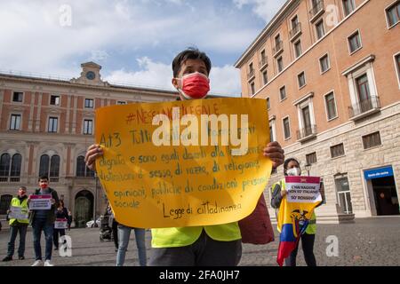 Rom, Italien. April 2021. Flashmob organisiert von den Vereinen 'Liberare Roma' und 'Neri italiani Black Italiener' auf der Piazza San Silvestro in Rom (Foto: Matteo Nardone/Pacific Press) Quelle: Pacific Press Media Production Corp./Alamy Live News Stockfoto