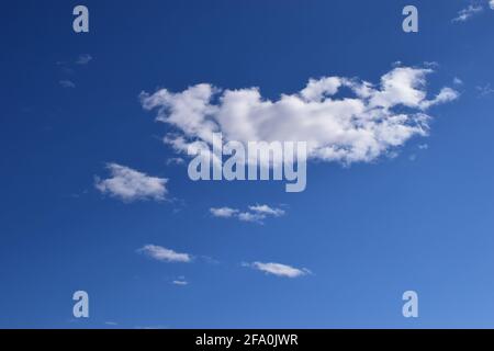 Weiße Wolke am blauen Himmel. Blauer Himmel mit kleinen weißen Wolken. Natürlicher Hintergrund Stockfoto