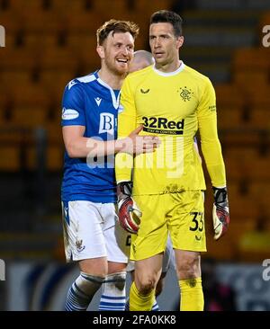 St Johnstone's Liam Craig (links) mit Rangers-Torwart Jon McLaughlin nach den letzten Pfiff-Schlägen während des schottischen Premiership-Spiels im McDiarmid Park, Perth. Bilddatum: Mittwoch, 21. April 2021. Stockfoto