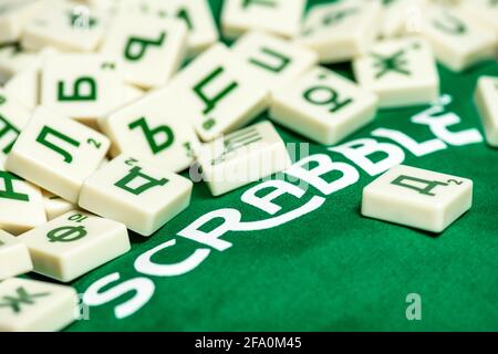 Bulgarische kyrillische Buchstaben Scrabble Brett Spielsteine Stockfoto