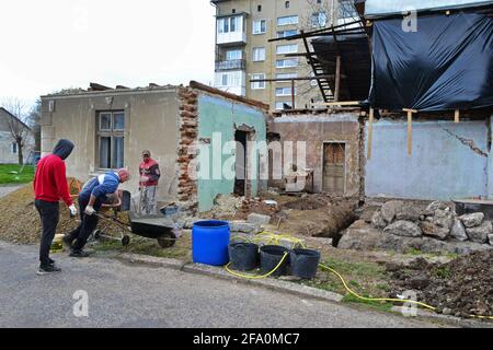 Rekonstruktion und Überholung eines alten Wohngebäudes. Tysmenyzja, Region Iwano-Frankiwsk, Ukraine. 21. April 2021. Redaktionelles Foto Stockfoto