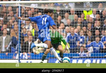 CHELSEA V MAN CITY 27/10/2007. DROGBA IM BEGRIFF, SEINE 1ST TOR. BILD DAVID ASHDOWN Stockfoto