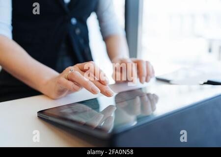 Frau Finger tippen auf Tablet-Bildschirm . Einsatz von Technologien Konzept Stockfoto