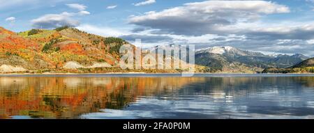 Berge und farbenfrohe Herbstfarben spiegeln sich im Pallasades Reservoir in der Nähe von Irwin, Idaho. Stockfoto