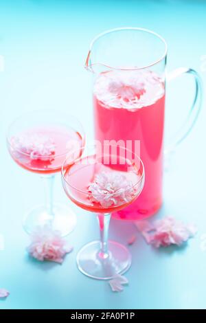 Rosé-Cocktails mit Blumenarranierung Stockfoto