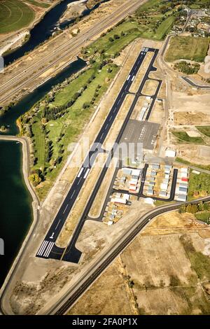 Ein kleiner Pendlerflughafen mit frischem Asphalt, neuen Streifen und Runway-Markierungen. Stockfoto