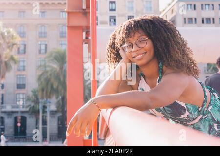 Porträt einer lächelnden afrikanischen Frau Stockfoto