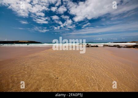 Malerischer Strand Harlyn Bay in der Nähe von Padstow in Cornwall, England. Beliebt bei Urlaubern und Surfern. Stockfoto