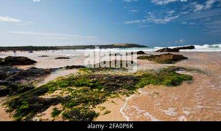 Malerischer Strand Harlyn Bay in der Nähe von Padstow in Cornwall, England. Beliebt bei Urlaubern und Surfern. Stockfoto