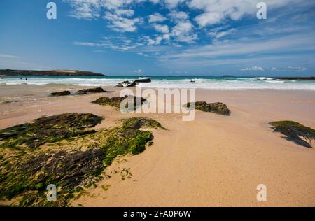 Malerischer Strand Harlyn Bay in der Nähe von Padstow in Cornwall, England. Beliebt bei Urlaubern und Surfern. Stockfoto