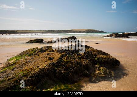 Malerischer Strand Harlyn Bay in der Nähe von Padstow in Cornwall, England. Beliebt bei Urlaubern und Surfern. Stockfoto