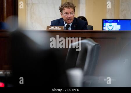 Washington, Vereinigte Staaten Von Amerika. April 2021. Der Senator der Vereinigten Staaten Rand Paul (Republikaner von Kentucky) stellt Dilawar Syed in Frage, während er am Mittwoch, den 21. April 2021, im Dirksen Senate Office Building in Washington, DC, bei der Nominierung des Senatsausschusses für Kleinunternehmen und Unternehmertum zum stellvertretenden Administrator der Small Business Administration erscheint. Quelle: Rod Lamkey/CNP, weltweite Nutzung Quelle: dpa/Alamy Live News Stockfoto