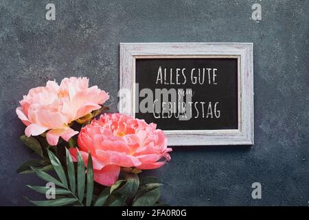 Alles gute zum Geburtstag bedeutet Happy Birthday in deutscher Sprache. Grußkarte, Pfingstrose und Konfetti aus Papier, Kreise. Einzelne Blume und weißer Rahmen auf Stockfoto