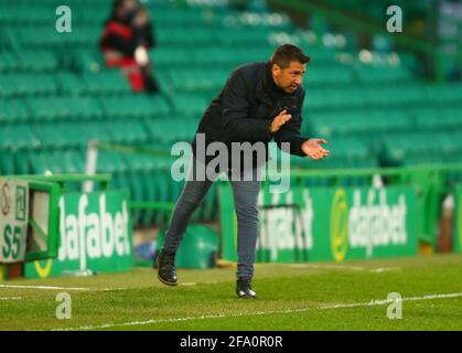 Celtic Park, Glasgow, Großbritannien. April 2021. Scottish Womens Premier League, Celtic versus Rangers; Celtic Women Manager Fran Alonso gibt seiner Seite Ermutigung Kredit: Action Plus Sports/Alamy Live News Stockfoto