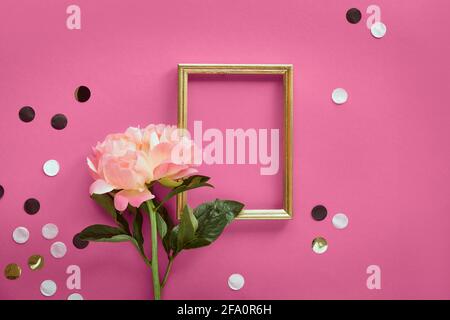 Pinke Pfingstrose, Grußkarte, goldener Rahmen. Minimal einfach flach legen auf abstrakt rosa geometrischen Hintergrund mit Papier Konfetti, Polka Punkte. Stockfoto