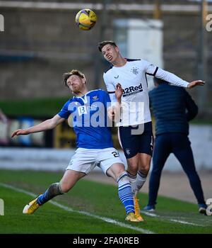 Cedric Itten der Rangers (rechts) und Liam Craig von St. Johnstone (links) kämpfen während des Spiels der schottischen Premiership im McDiarmid Park, Perth, um den Ball in der Luft. Bilddatum: Mittwoch, 21. April 2021. Stockfoto