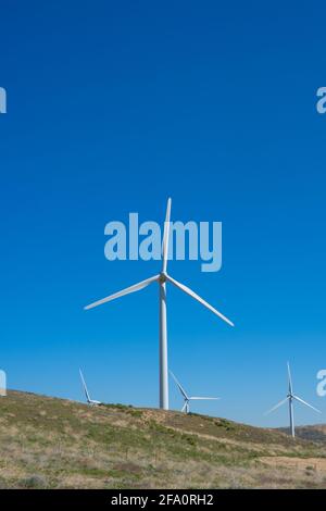 In den Bergen über Los Angeles, Kalifornien, werden in der Nähe von Häusern Windkraftanlagen betrieben Stockfoto