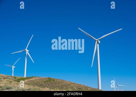 In den Bergen über Los Angeles, Kalifornien, werden in der Nähe von Häusern Windkraftanlagen betrieben Stockfoto