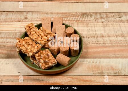 PE de moleque und Pacoca, typische brasilianische Erdnussbonbons, die auf den Junipartys gegessen werden (Festa Junina) Stockfoto