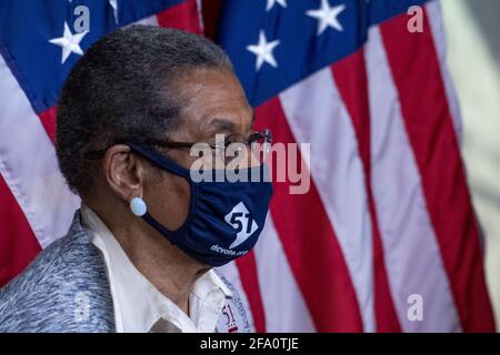 Washington, Vereinigte Staaten Von Amerika. April 2021. Die Delegierte Eleanor Holmes Norton (Demokratin des Distrikts von Columbia) hört zu, während die Sprecherin des Repräsentantenhauses der Vereinigten Staaten, Nancy Pelosi (Demokratin von Kalifornien), auf einer Pressekonferenz vor der Abstimmung im Repräsentantenhaus über H.R. 51 - The Washington, DC Admission Act, am Mittwoch im US Capitol in Washington, DC, 21. April 2021. Quelle: Rod Lampey/CNP/Sipa USA Quelle: SIPA USA/Alamy Live News Stockfoto