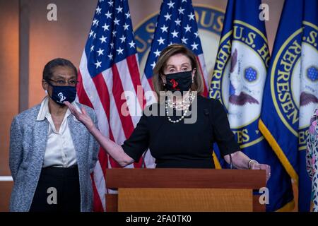 Washington, Vereinigte Staaten Von Amerika. April 2021. Die Abgeordnete Eleanor Holmes Norton (Demokratin des Distrikts von Columbia), links, hört zu, während die Sprecherin des Repräsentantenhauses der Vereinigten Staaten, Nancy Pelosi (Demokratin von Kalifornien), auf einer Pressekonferenz vor der Abstimmung im Repräsentantenhaus über H.R. 51 - The Washington, DC Admission Act, im US Capitol in Washington, DC, spricht. Mittwoch, 21. April 2021. Quelle: Rod Lampey/CNP/Sipa USA Quelle: SIPA USA/Alamy Live News Stockfoto