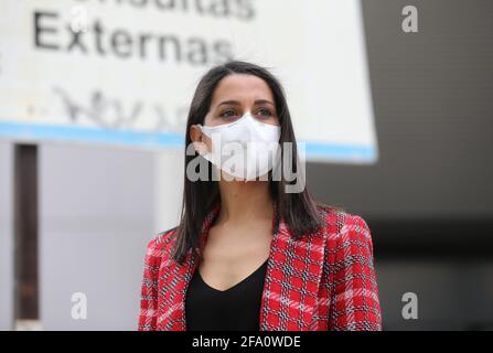 Madrid, Spanien. 20. April 2021: Der Präsident von Ciudadanos (Cs), Inés Arrimadas, während eines Besuchs am 20. April 2021 beim Institut für Gesundheitsuntersuchungen im Krankenhaus La Paz in Madrid, Spanien. Quelle: Isabel Infantes/Alamy Live News Stockfoto