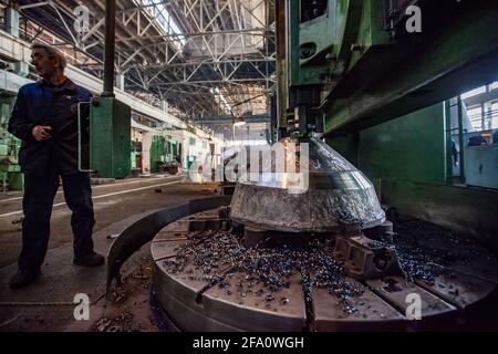 USt'-Kamenogorsk, Kasachstan: Fabrik in Wostokmashzawod. Schwertechnikanlage. Horizontale riesige Drehmaschine. Leitender Bediener links, verschwommen. Stockfoto