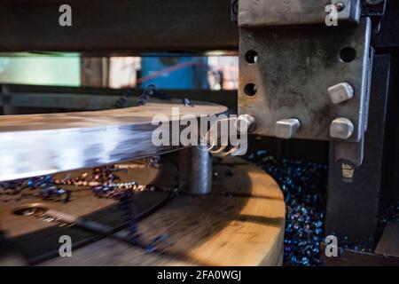 Nahaufnahme der Metallbearbeitung auf der Drehbank.Werkzeug im Fokus, leer ist bewegungsunscharf. Schwere Maschinenbauanlage Vostokmashzavod. USt-Kamenogorsk, KZ. Stockfoto