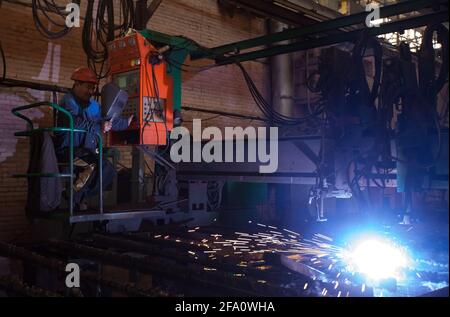 USt'-Kamenogorsk, Kasachstan: Fabrik in Wostokmashzawod. Schwermaschinenwerkstatt. Der asiatische Bediener (links) steuert das Schweißgerät. Stockfoto