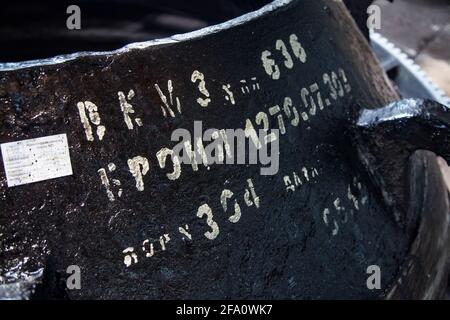 USt'-Kamenogorsk, Kasachstan: Fabrik in Wostokmashzawod. Schwertechnikanlage. Schwarz lackiertes Guss-Metallteil (blank) und weißer Text. Stockfoto