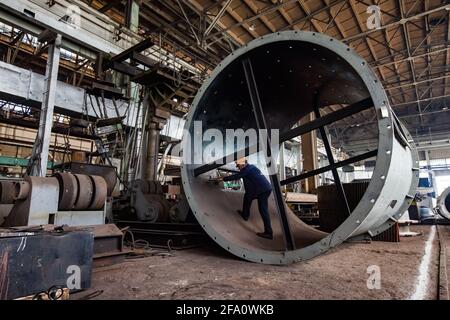 USt'-Kamenogorsk, Kasachstan: Fabrik in Wostokmashzawod. Schwertechnikanlage. Arbeiter in einem riesigen Metallring. Qualitätskontrolle. Stockfoto