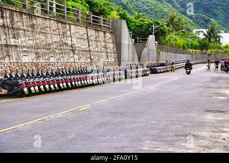 Grüne Insel Ljudao ( Ludao ) in der Nähe von Taitung in Taiwan. Motorroller-Verleih von Green Island. Hunderte von Motorroller standen an und sind bereit für die Vermietung. Stockfoto