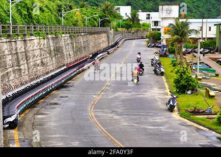 Grüne Insel Ljudao ( Ludao ) in der Nähe von Taitung in Taiwan. Motorroller-Verleih von Green Island. Hunderte von Motorroller standen an und sind bereit für die Vermietung. Stockfoto