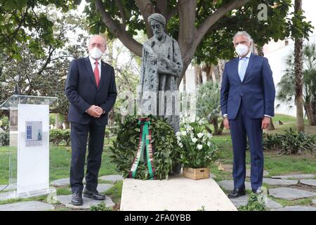 21. April 2021: 21. April 2021 (Malaga) Francisco de la Torre, nimmt an der Lesung von Gedichten der Schauspieler Natalia Verbeke und Salva Reina sowie an Blumenopfern zu Ehren von Gabirol anlässlich der Tage Teil, die zur Feier des Jahrtausends seiner Geburt gefeiert werden. In der Straße Alcazabilla, vor der Skulptur von Ibn Gabirol. (Bild: © Lorenzo CarneroZUMA Wire) Stockfoto