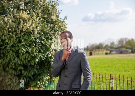 Charmanter und attraktiver afroamerikanischer Geschäftsmann. Selbstbewusster Mann. Stockfoto