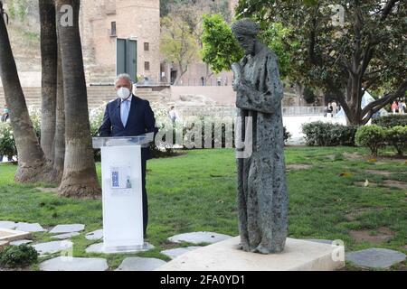 21. April 2021: 21. April 2021 (Malaga) Francisco de la Torre, nimmt an der Lesung von Gedichten der Schauspieler Natalia Verbeke und Salva Reina sowie an Blumenopfern zu Ehren von Gabirol anlässlich der Tage Teil, die zur Feier des Jahrtausends seiner Geburt gefeiert werden. In der Straße Alcazabilla, vor der Skulptur von Ibn Gabirol. (Bild: © Lorenzo CarneroZUMA Wire) Stockfoto