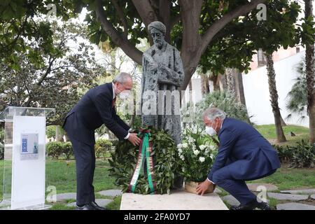 21. April 2021: 21. April 2021 (Malaga) Francisco de la Torre, nimmt an der Lesung von Gedichten der Schauspieler Natalia Verbeke und Salva Reina sowie an Blumenopfern zu Ehren von Gabirol anlässlich der Tage Teil, die zur Feier des Jahrtausends seiner Geburt gefeiert werden. In der Straße Alcazabilla, vor der Skulptur von Ibn Gabirol. (Bild: © Lorenzo CarneroZUMA Wire) Stockfoto