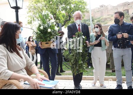 21. April 2021: 21. April 2021 (Malaga) Francisco de la Torre, nimmt an der Lesung von Gedichten der Schauspieler Natalia Verbeke und Salva Reina sowie an Blumenopfern zu Ehren von Gabirol anlässlich der Tage Teil, die zur Feier des Jahrtausends seiner Geburt gefeiert werden. In der Straße Alcazabilla, vor der Skulptur von Ibn Gabirol. (Bild: © Lorenzo CarneroZUMA Wire) Stockfoto