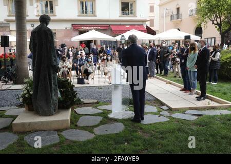 21. April 2021: 21. April 2021 (Malaga) Francisco de la Torre, nimmt an der Lesung von Gedichten der Schauspieler Natalia Verbeke und Salva Reina sowie an Blumenopfern zu Ehren von Gabirol anlässlich der Tage Teil, die zur Feier des Jahrtausends seiner Geburt gefeiert werden. In der Straße Alcazabilla, vor der Skulptur von Ibn Gabirol. (Bild: © Lorenzo CarneroZUMA Wire) Stockfoto