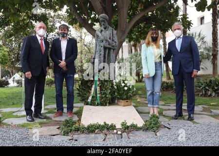 21. April 2021: 21. April 2021 (Malaga) Francisco de la Torre, nimmt an der Lesung von Gedichten der Schauspieler Natalia Verbeke und Salva Reina sowie an Blumenopfern zu Ehren von Gabirol anlässlich der Tage Teil, die zur Feier des Jahrtausends seiner Geburt gefeiert werden. In der Straße Alcazabilla, vor der Skulptur von Ibn Gabirol. (Bild: © Lorenzo CarneroZUMA Wire) Stockfoto