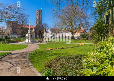 Blick auf den Greyfriars Tower, Kriegsdenkmal und Frühlingsblüten in Tower Gardens, King's Lynn, Norfolk, England, Vereinigtes Königreich, Europa Stockfoto