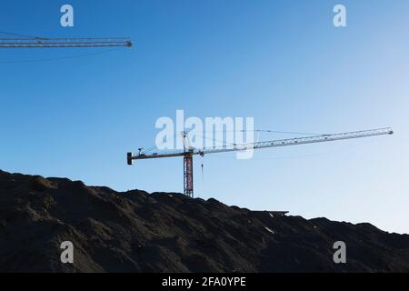 Hügel von ausgegrabenen Erd- und Turmdrehkranen bei der Konstruktion Standort Stockfoto