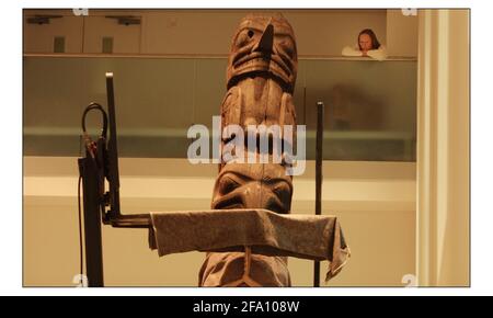 Ein früher und wichtiger TOTEM-POL der Nisga'a Nation, British Colombia, erhob sich im British Museum mit dem Meisterschnitzer von Chief Gadeelip (wörtlich „Cheif Anchor“) und einem Mitglied des Adler-Beaver-Clans von Nisga'a, um den Prozess zu beobachten. Der prächtige, 8 Meter lange rote Zedernstock wird eines der Hauptobjekte der kommenden Ausstellung LIVING and DYING am 3. November sein.Bild David Sandison 17/10/2003 ein früher und wichtiger TOTEMPFÄHLE aus der Nisga'a Nation, British Colombia, erhob sich zusammen mit Chief Gadeelip im British Museum (Wörtlich „Cheif Anchor“) Hauptauto Stockfoto